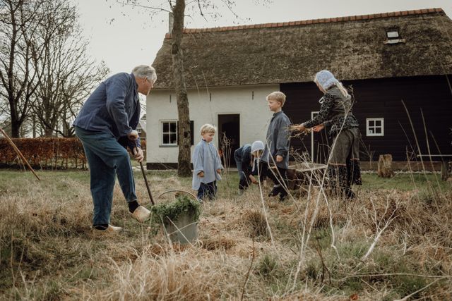 Koloniehuisje in Frederiksoord met een gezin dat gekleed is in de tijd van toen