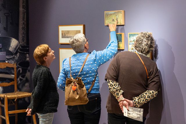 Bewoners van Beleef- en Zorgboerderij It Klokhús in het Jopie Huisman Museum.