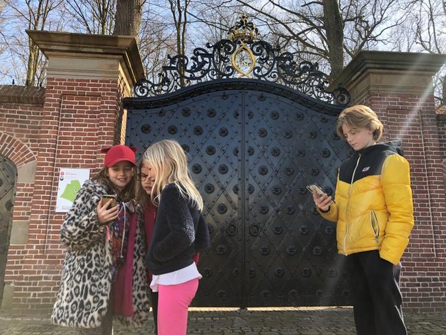kinderen wandelen route met telefoon