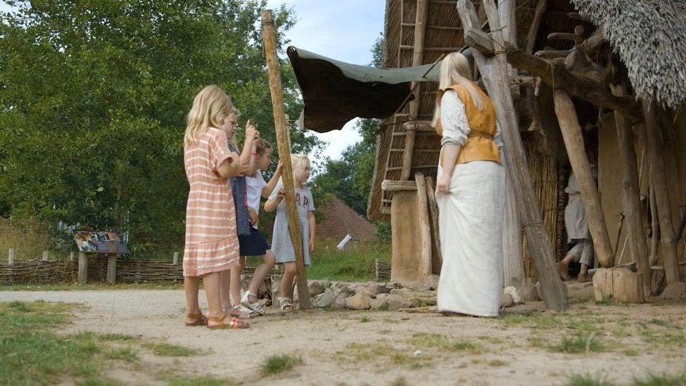 Hannah, Suze en Lenthe bezoeken en beoordelen het Hunebedcentrum en leggen dit vast in een vlog.