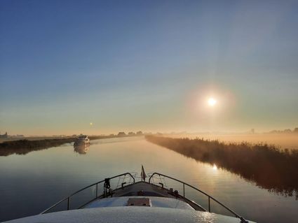 Wintervaren in de ochtenddauw met een opkomende zon.