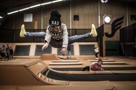 kind sprint in een trampoline in Jumping jack