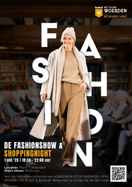 Model loopt over de catwalk tijdens de Fashionshow & Shoppingnight op Plein 7 in Woerden, met promotietekst en logo van Het Plein Woerden.