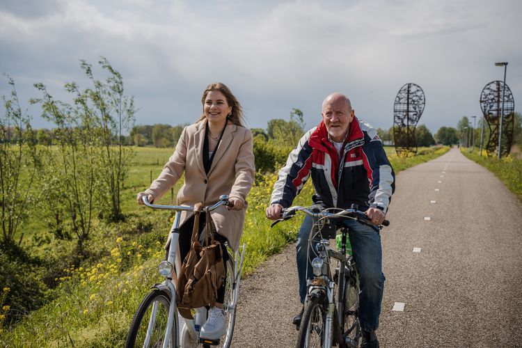 Twee fietsers op het Halve Zolenpad in Waalwijk.