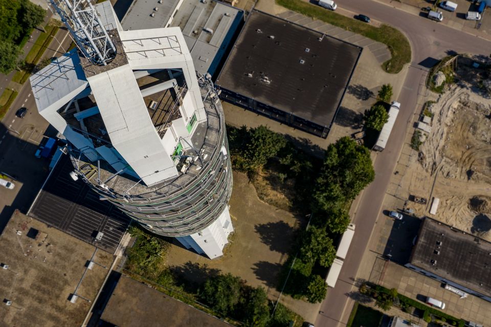 Bovenaanzicht van de Alphense lichttoren overdag.