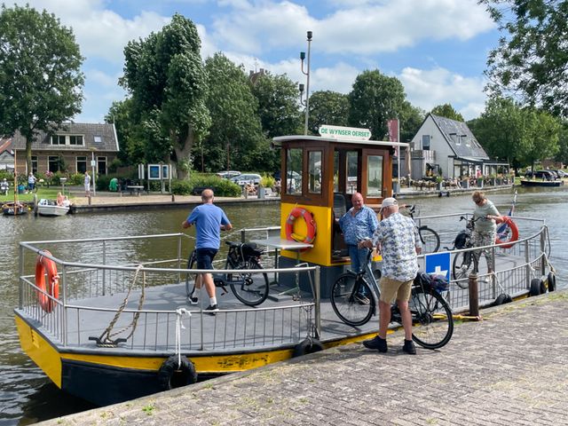 Mensen stappen aan boord van het pontje