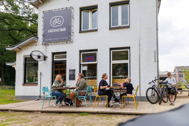 anderhalf bar met gevuld terras