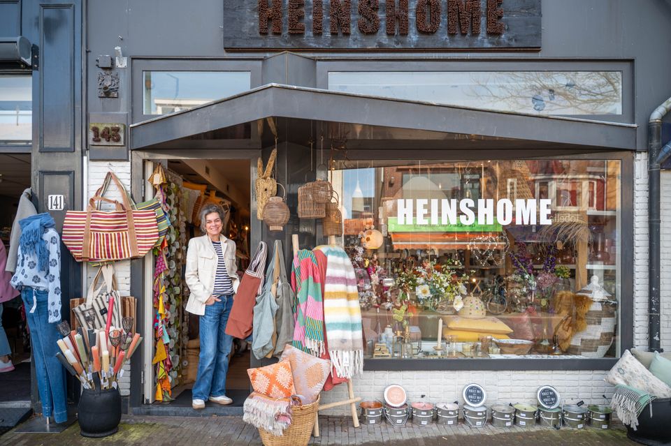 Heins Home met eigenaar voor de winkel