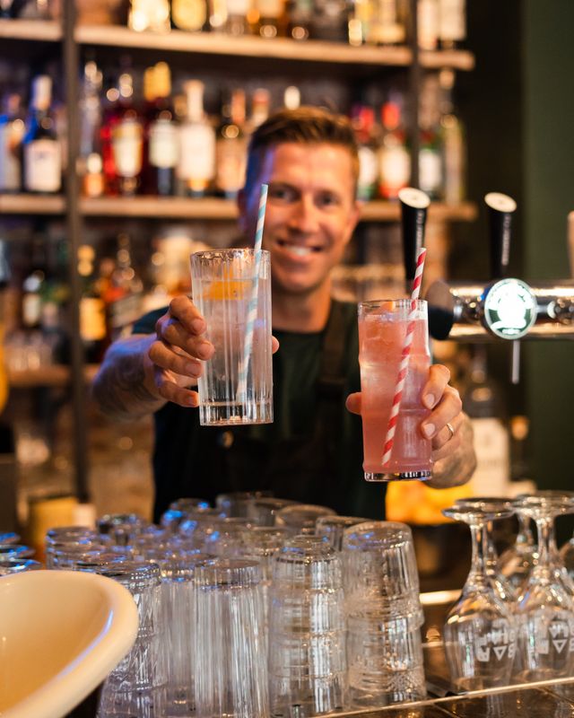 Barman met cocktails bij Bar Olaf.