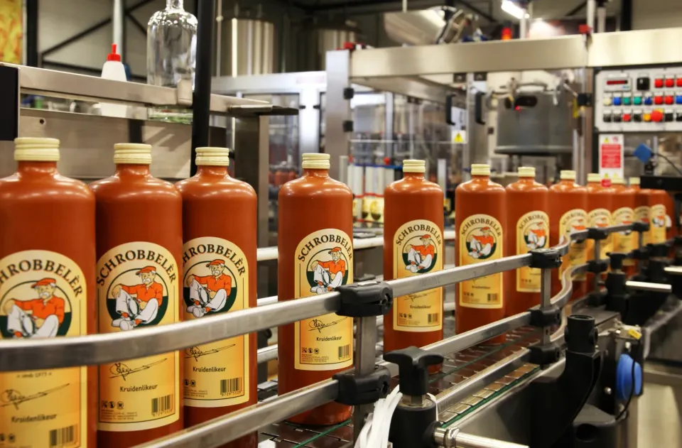 Schrobber flessen in de fabriek