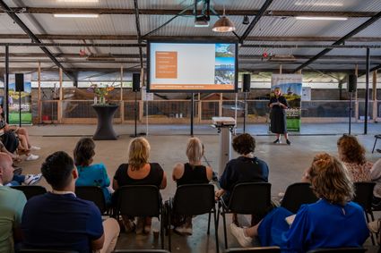 Foto van spreker en diens presentatie tijdens Groene Hart Toerisme dag.