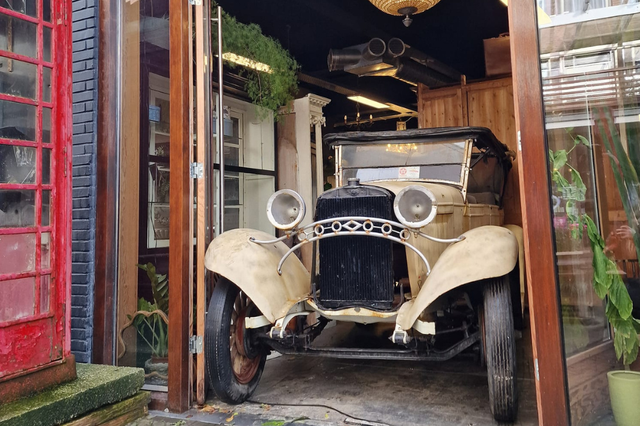 Ein Oldtimer bei Lycka Secondhand in Emmen.