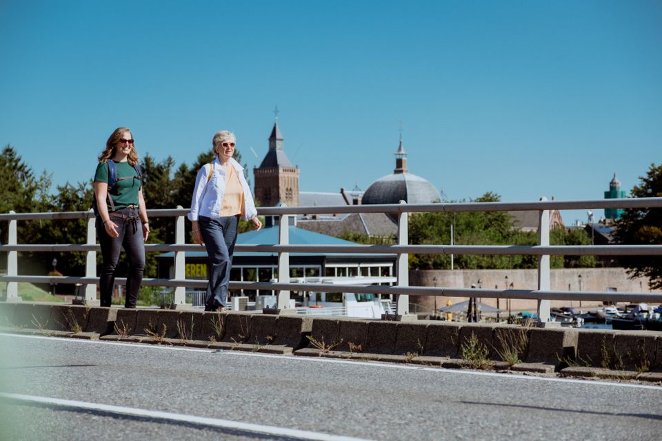 Foto van wandelaars over de lingebrug in Leerdam