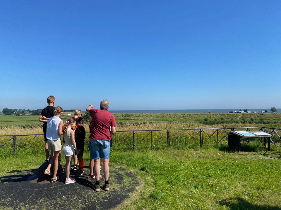Kinderen kijken met een gids uit vanaf het dak van Fort Edam