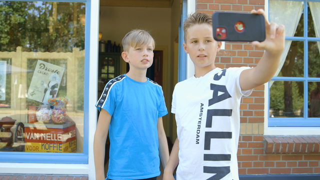 Mats en Luuk bezoeken en beoordelen het Veenpark en leggen dit vast in een vlog.
