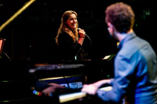 Een man achter de piano en een vrouw die zingt