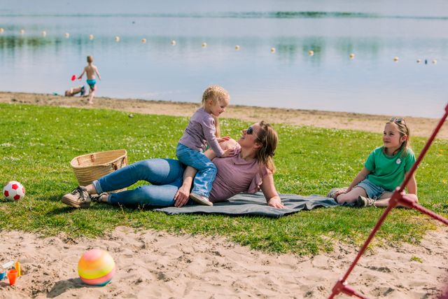 Moeder en dochters aan het picknicken