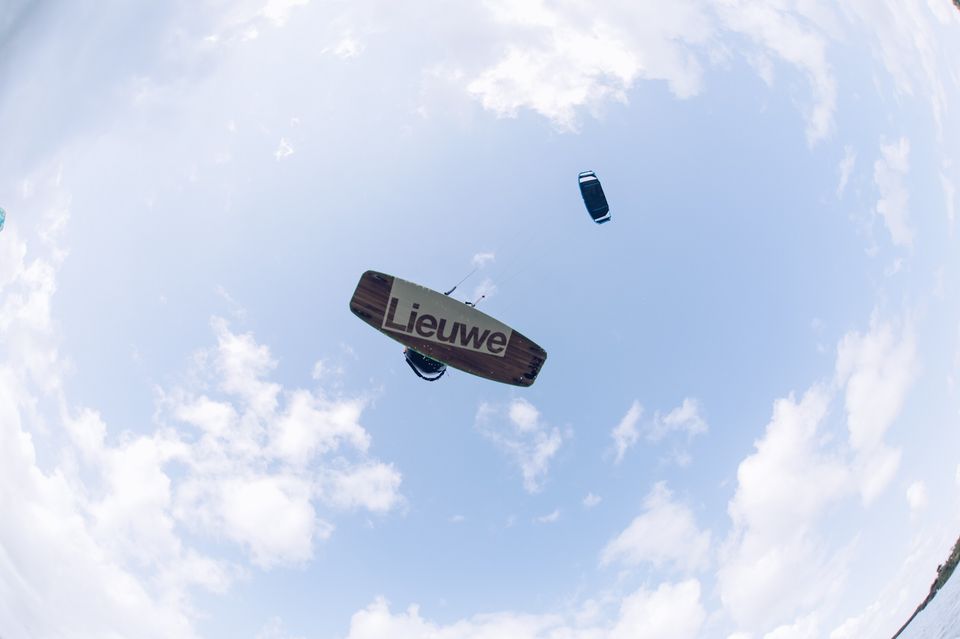 kiten in lucht bij workum