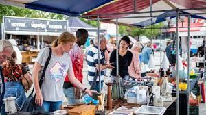 mensen rsnuffelen op de rommelmarkt