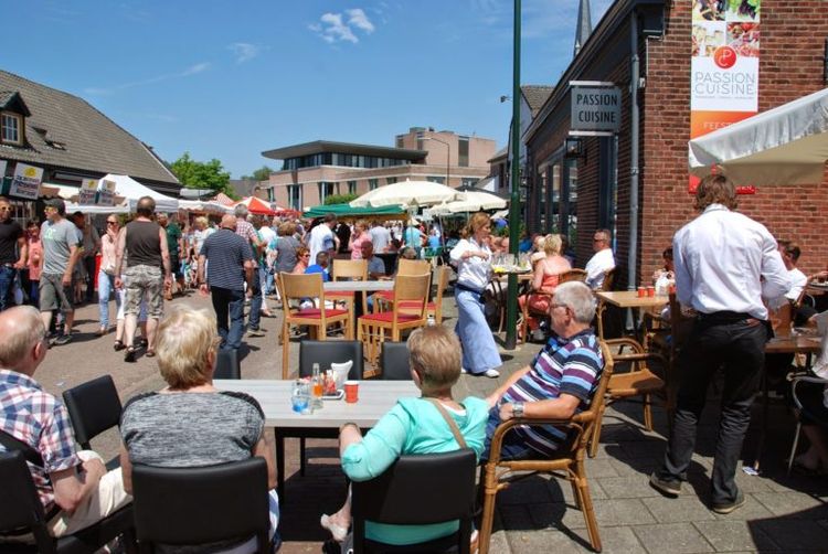 Bezoekers van de jaarmarkt genieten op een terrasje in het centrum van Haaren