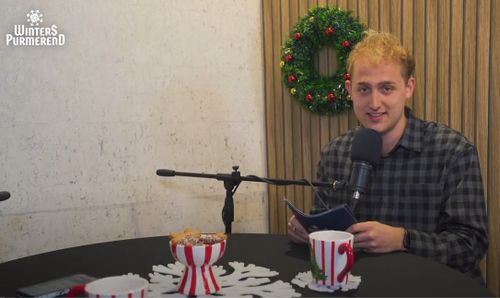 Een jongen die achter een microfoon zit