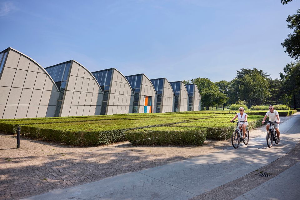 Koppel op de fiets bij de Ploeg