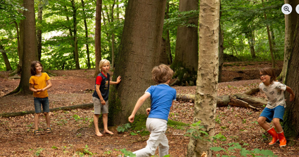 Kinderen spelen tikkertje in het bos