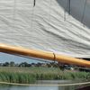 Zeilend door kanalen in Friesland