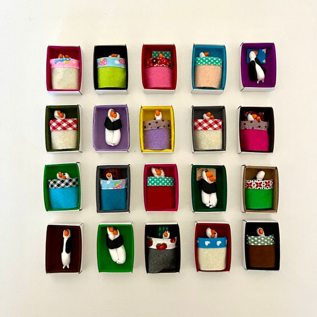 Collage van minikunstwerkjes van verliefde Pinguins