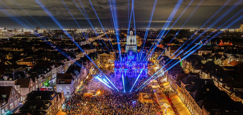 Lichtjesavond lichtshow vanaf de Markt in Delft