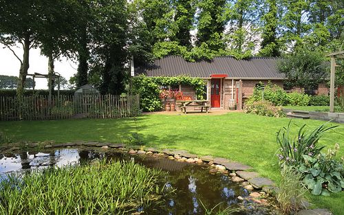 Zicht op de B&B vanuit de tuin