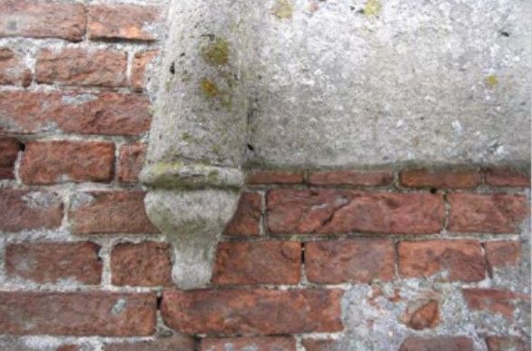 Toevoeging van cement-versiering ter verfraaiing van de vensters. Aangebracht bij de verbouwing tot Bank van Leening.