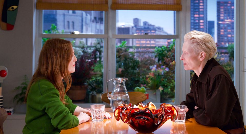 Twee mensen die tegenover elkaar zitten aan tafel