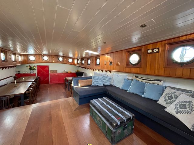 VFC Zeilcharters - zeilboot binnen