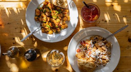 Spaghetteria, tafel met gerechten en drankjes