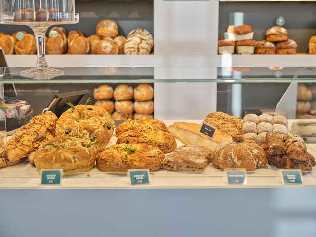 Brood in de vitrine bij Robért in Oisterwijk