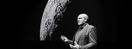 Beeld bij de Nederlandstalige lezing van astronaut André Kuipers in Rijksmuseum Boerhaave over de bijzondere band tussen de mens en de maan.