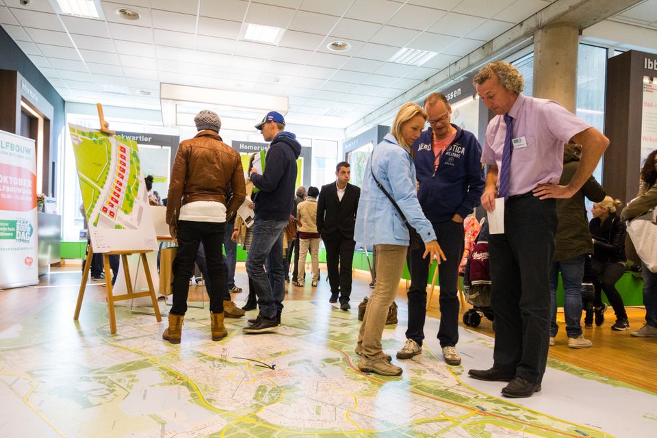 Kavelwinkel over zelfbouw, mensen lopen over een landkaart in Flevoland