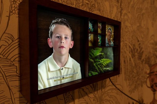 Een jongetje op een scherm vertelt over zijn verzameling