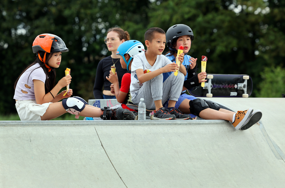 Kinderen eten ijsje op skatebaan