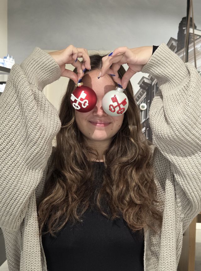 Rode en witte kerstballen met de Leidse sleutels