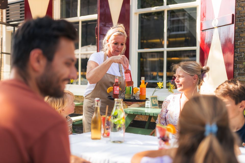 Drinken serveren bij eetcafé Nooitgedagt Harlingen