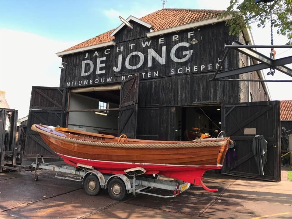 Houten sloep voor de geven van Jachtwerf de Jong in Joure.