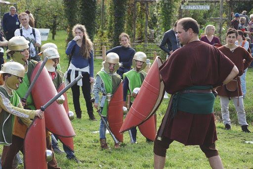 Baroen traint kinderen tot Romeinse soldaten