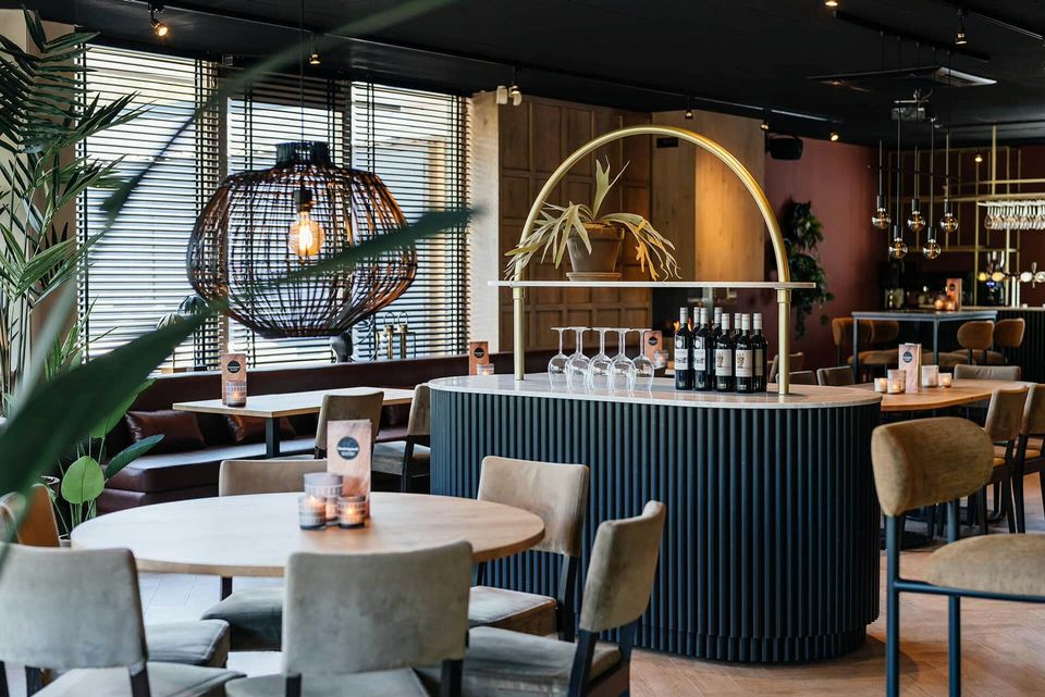 Interieur van het Bomenpark met de bar en tafels met stoelen