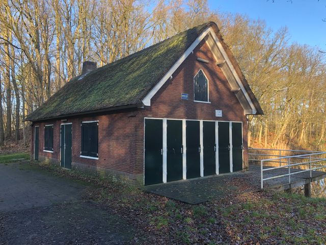 Het recreatiehuisje voor de brand