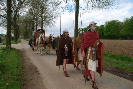 Reiswagen en reenactors tijdens de Limesreis 2015 Ommeren