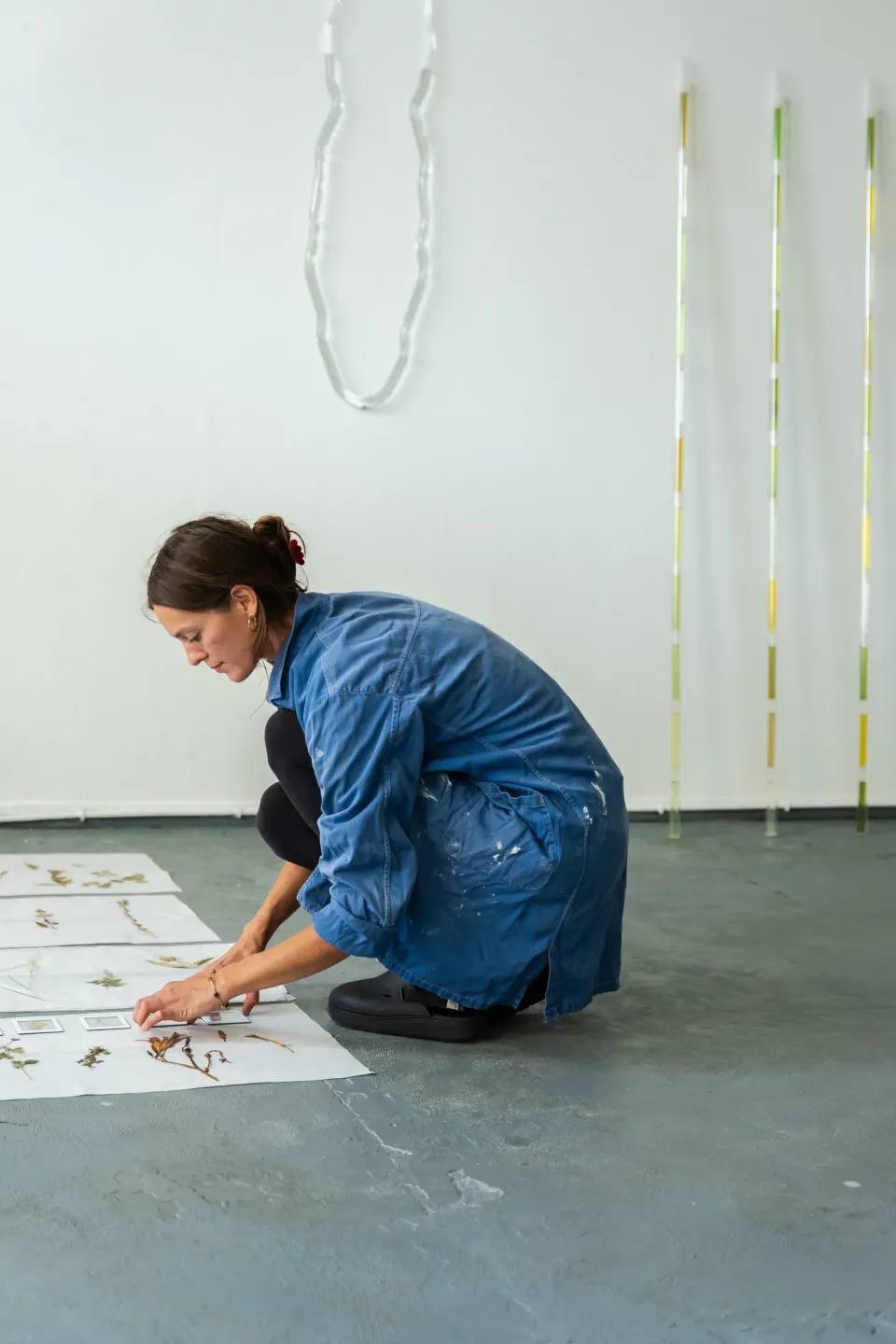 Sanne Vaassen aan het werk in haar atelier in Maastricht