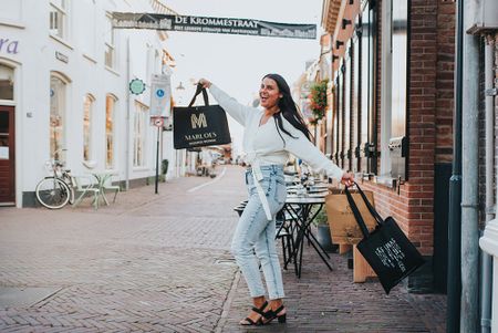 Winkelgebieden Amersfoort - Krommestraat - Vrouw met winkeltassen in hand