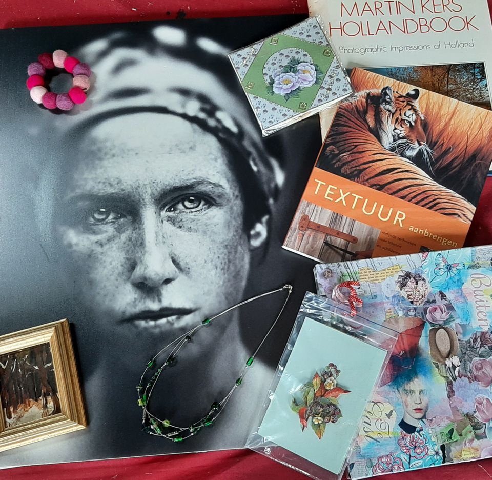 Foto van verschillende posters en boeken